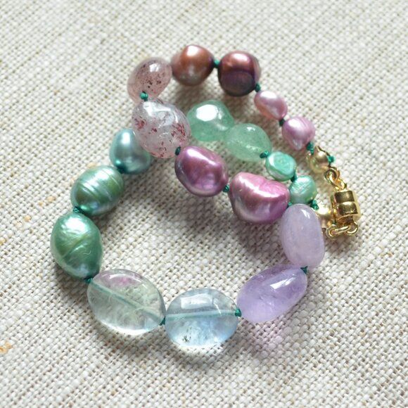 Hand Knotted Gemstone and Pearl Bracelet - Hand Made in Canada - Picture 7 of 9